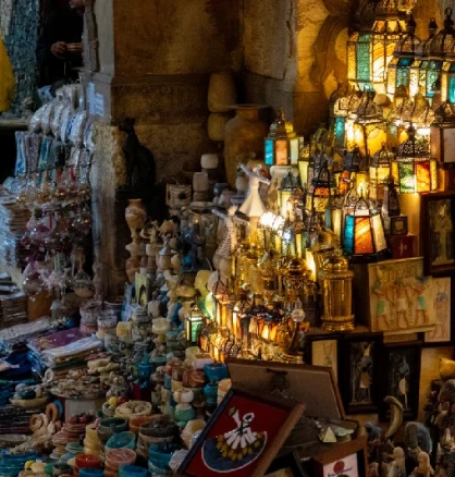 Traditioneller Lakritzsaftverkäufer mit Kindern in der Al-Muizz-Straße, Kairo