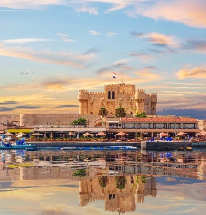 Blick auf die Zitadelle von Qaitbay und die wunderschöne Mittelmeerküste in Alexandria, Ägypten