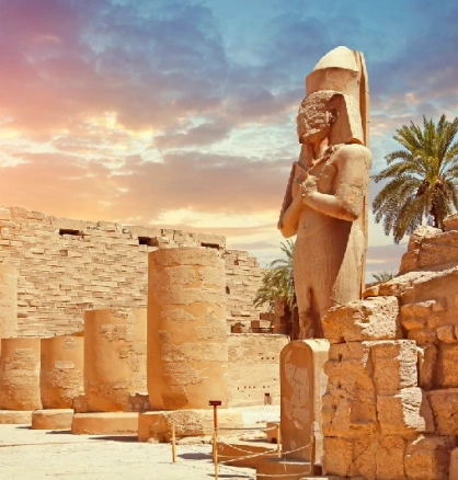 Beeindruckende Statue eines Pharaos im historischen Karnak-Tempel in Luxor, Ägypten.
