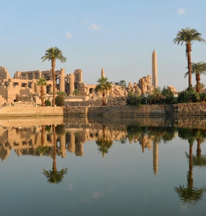 Der Karnak-Tempel in Luxor im warmen Licht der Morgendämmerung.