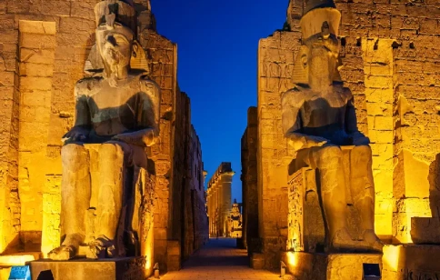 El Templo de Luxor es un gran complejo de templos del Antiguo Egipto situado en la orilla oriental del río Nilo y uno de los lugares más destacados que puedes descubrir durante los viajes organizados a Egipto.