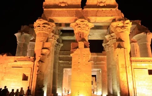 Descubre el Templo de Sobek iluminado en Kom Ombo, a orillas del río Nilo, durante tu Tour Egipto.