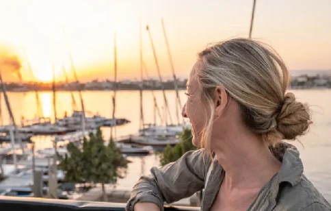 Mujer contemplando el Nilo al atardecer , Crucero por Egipto
