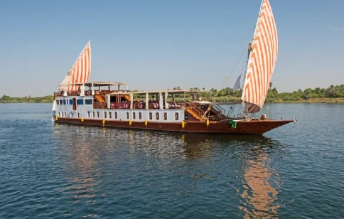 Gran dahabiya egipcia navegando por el río Nilo, Crucero por el Nilo de lujo