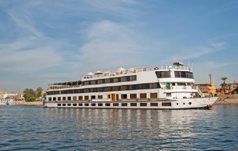 Gran barco de crucero egipcio navegando por el río Nilo , Viaje a Egipto con Crucero por el Nilo