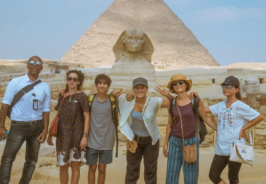 un gruppo davanti alla piramidi, tour egitto 7 giorni