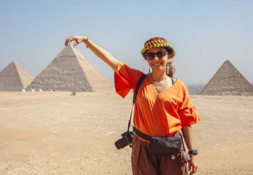 una donna alle piramidi di giza, itinerario egitto 8 giorni