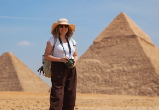 una donna davanti le piramidi, tour cairo