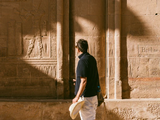 un Turista en el Templo de Filae en Asúan