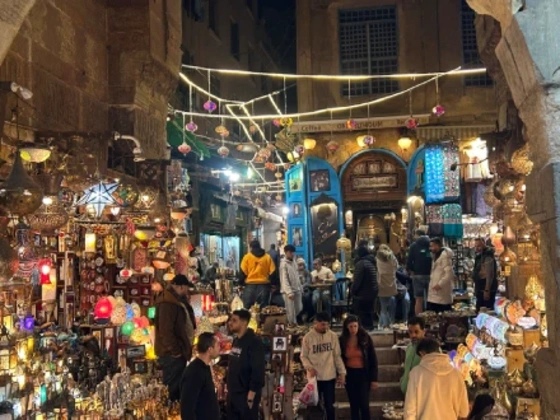 Lámparas y faroles coloridos a la venta en el mercado de Khan el-Khalili en El Cairo.