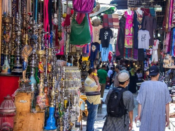 El antiguo mercado callejero, el bazar de Khan el-Khalili en El Cairo.
