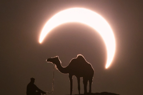 Totale Sonnenfinsternis 2027 über den Tempeln von Luxor in Ägypten