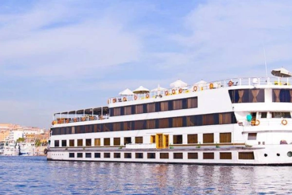 Luxuriöses Nilkreuzfahrtschiff bei Sonnenuntergang auf dem Nil in Ägypten
