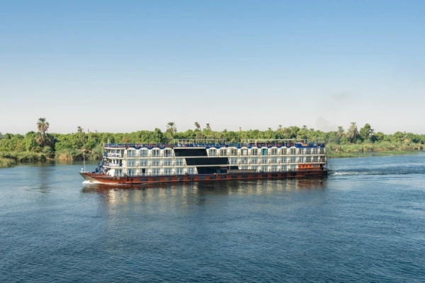 Kreuzfahrtschiff im Nil