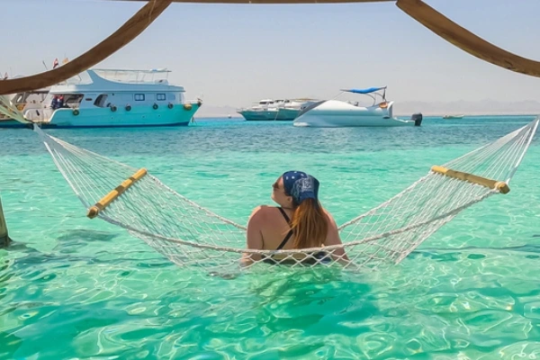Junge Frau liegt in einer Hängematte auf der paradiesischen Insel in Ägypten