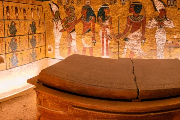 Panoramainnenansicht des Tutanchamun-Grabes mit Sarkophag und bemalten Wänden im Tal der Könige, Luxor, Ägypten