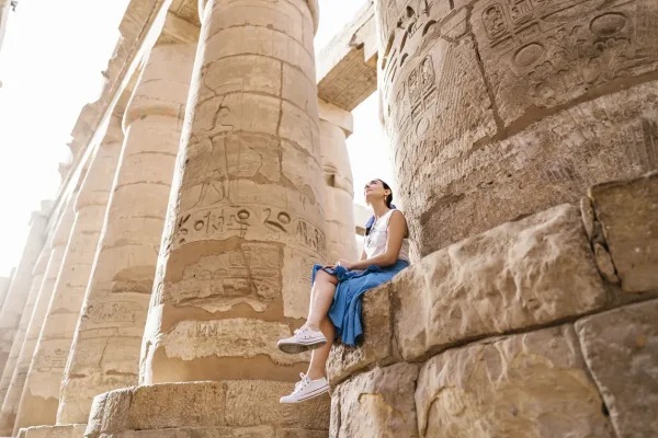 Cose da Vedere in Egitto, Turista tra le colonne del Tempio di Karnak a Luxor