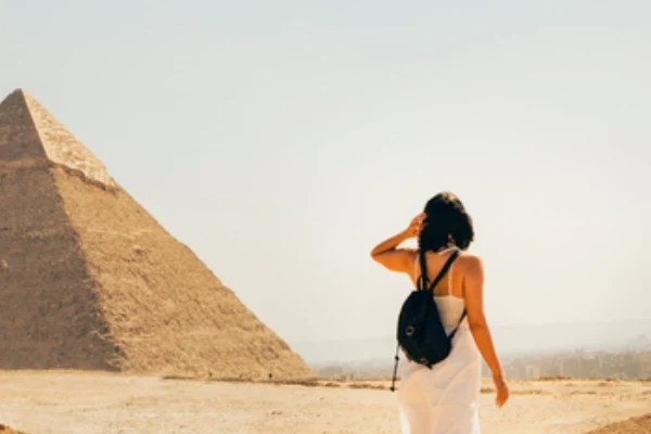 Pyramiden von Gizeh mit Touristin