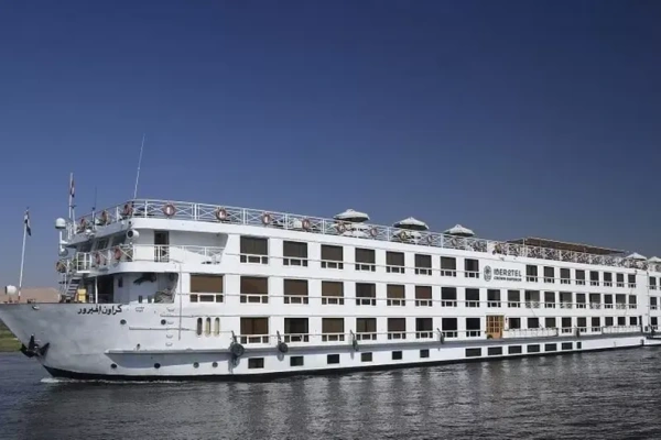 Das Nilkreuzfahrtschiff Iberotel Crown Emperor in Fahrt auf dem Nil
