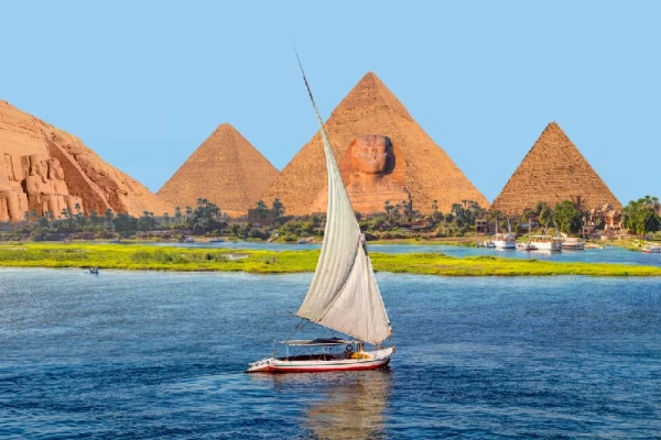 Wunderschöne Nillandschaft mit Segelboot auf dem Nil auf dem Weg zur großen Sphinx von Gizeh in Ägypten, während einer Nilkreuzfahrt mit Kairo.