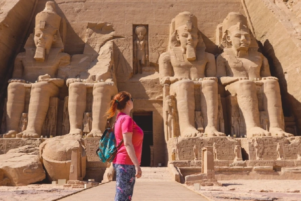 Kolossalstatuen Ramses II. am Großen Tempel von Abu Simbel