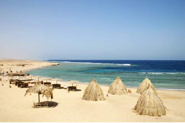Ein schöner Strand in Ägypten. Lage 10 km nördlich von El Quseir/Rotes Meer.