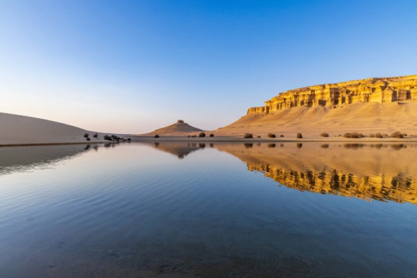 Qarun-See, Faiyum-Oase, Ägypten. Reflexionen im Qarun-See in der Wüste der Faiyum-Oase.