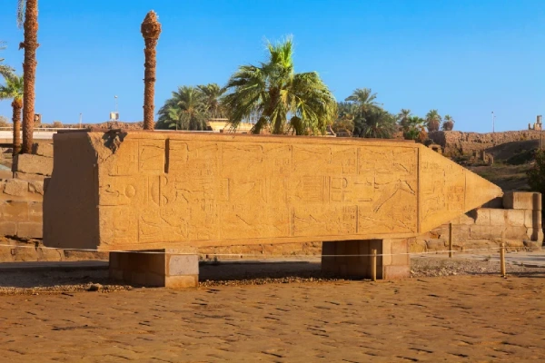 Der unvollendete Obelisk im antiken Steinbruch von Assuan, Ägypten.