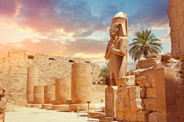 Beeindruckende Statue eines Pharaos im historischen Karnak-Tempel in Luxor, Ägypten.