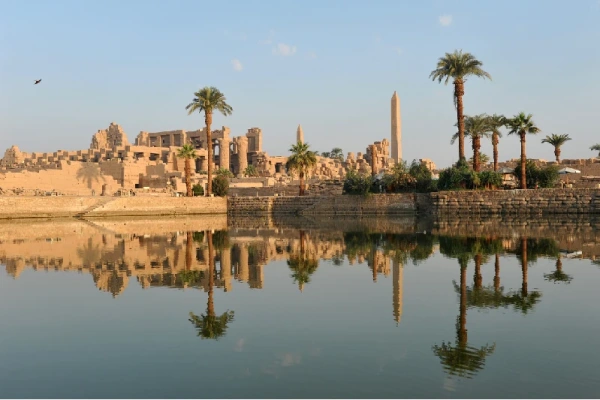 Der Karnak-Tempel in Luxor im warmen Licht der Morgendämmerung.