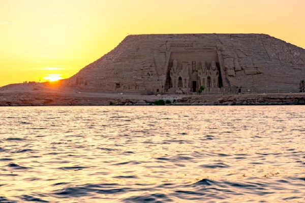 Der Nassersee bei Sonnenuntergang in Abu Simbel, Ägypten.