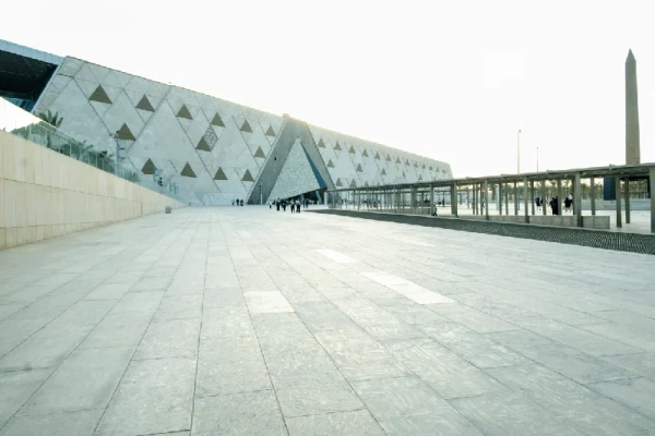 Moderne Architektur des Grand Egyptian Museum mit dem Obelisken von Gizeh in Kairo