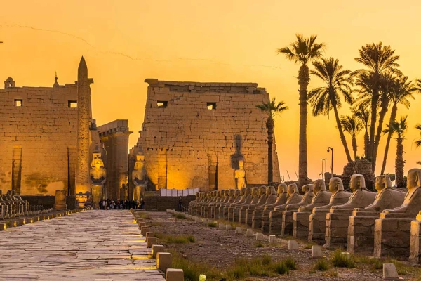 il tempio di luxor al tramonto