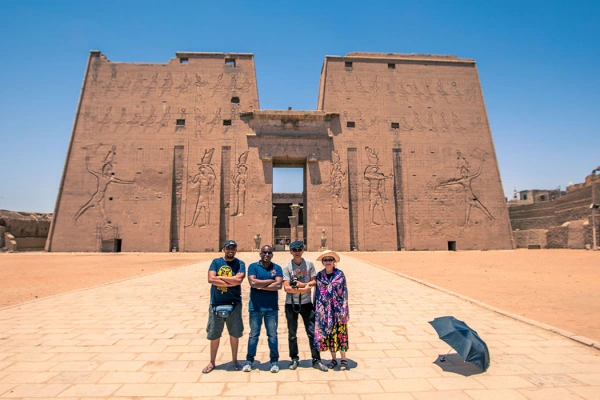 quattro turesti al tempio di Edfu
