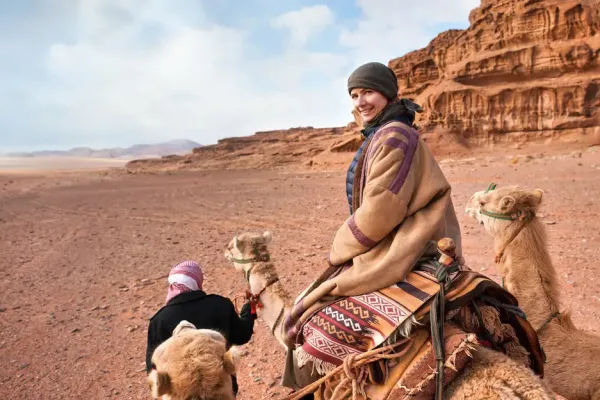 Deserto Wadi Rum, una donna al deserto di Wadi Rum