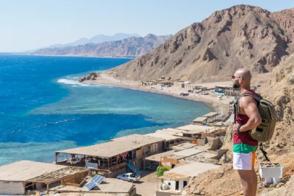 un uomo al blue hole al mar rosso