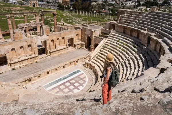 una ragazza al teatro romano di Amman