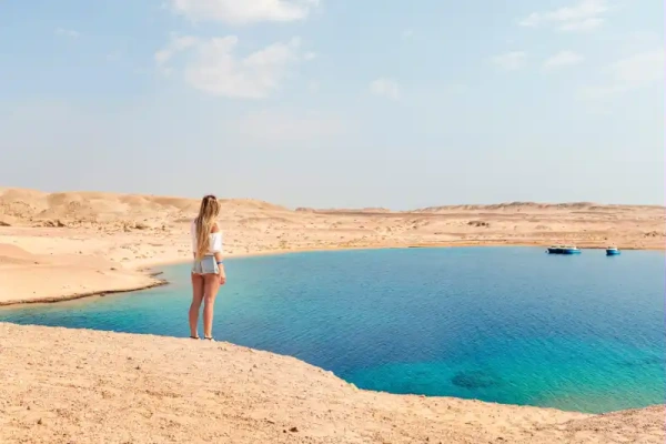 una donna sulla spiaggia del parco ras mohammed a sharm, Ras Mohammed