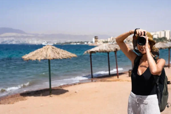 una donna sulla spiaggia di nuweiba, nuweiba