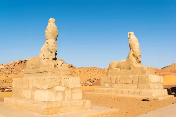 due statue di sfinge all'intrata del tempio di wadi es sebua