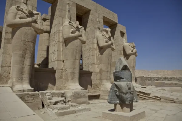 l'ungresso del tempio del ramesseum a luxor , ramesseum