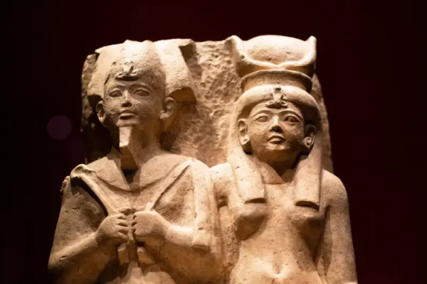 la statua di iside e osiride, iside e osiride
