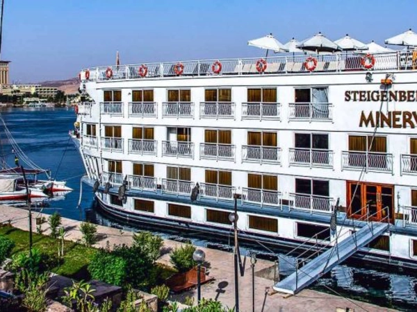 Die Steigenberger Minerva am Nilufer mit Gangway und Palmen am Ufer