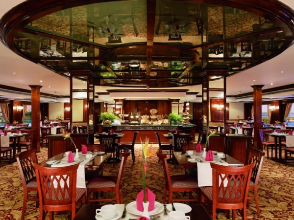 Restaurant an Bord der H.S. Radamis mit eingedeckten Tischen und offener Galerie