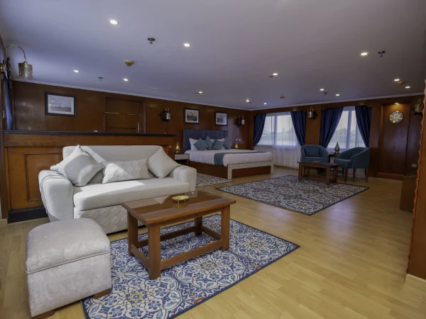 Royalsuite der Dahabeya Queen Isis mit Sofa, Sitzecke und Doppelbett