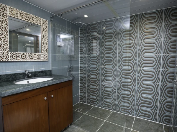 Badezimmer mit begehbarer Dusche und Marmorwaschtisch auf der Dahabeya Queen Isis
