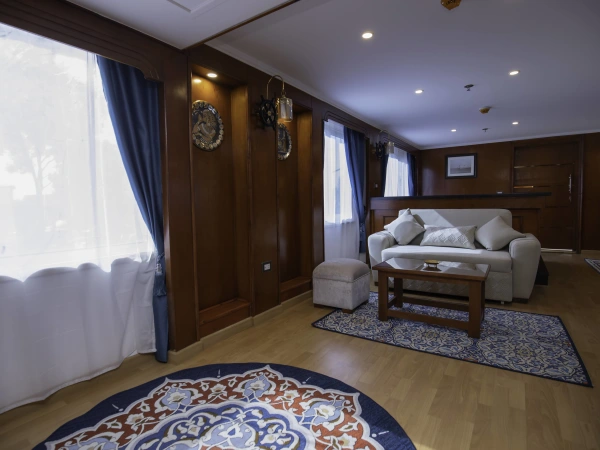 Sitzecke der Royalsuite auf der Dahabeya Queen Isis mit Sofa und Nilblick