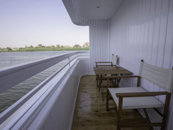 Privater Balkon einer Suite auf der Dahabeya Queen Isis mit Blick auf den Nil