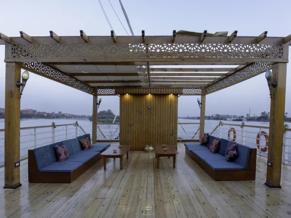 Orientalische Sitzecke unter der Pergola auf dem Sonnendeck der Dahabeya Queen Isis