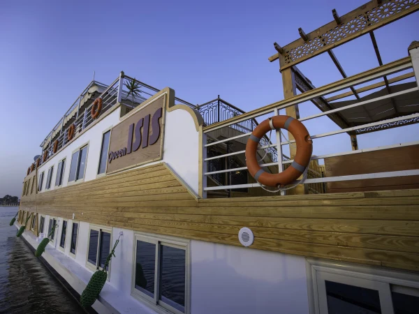 Dahabeya Queen Isis am Nilufer, Außenansicht mit Holzverkleidung und Sonnendeck